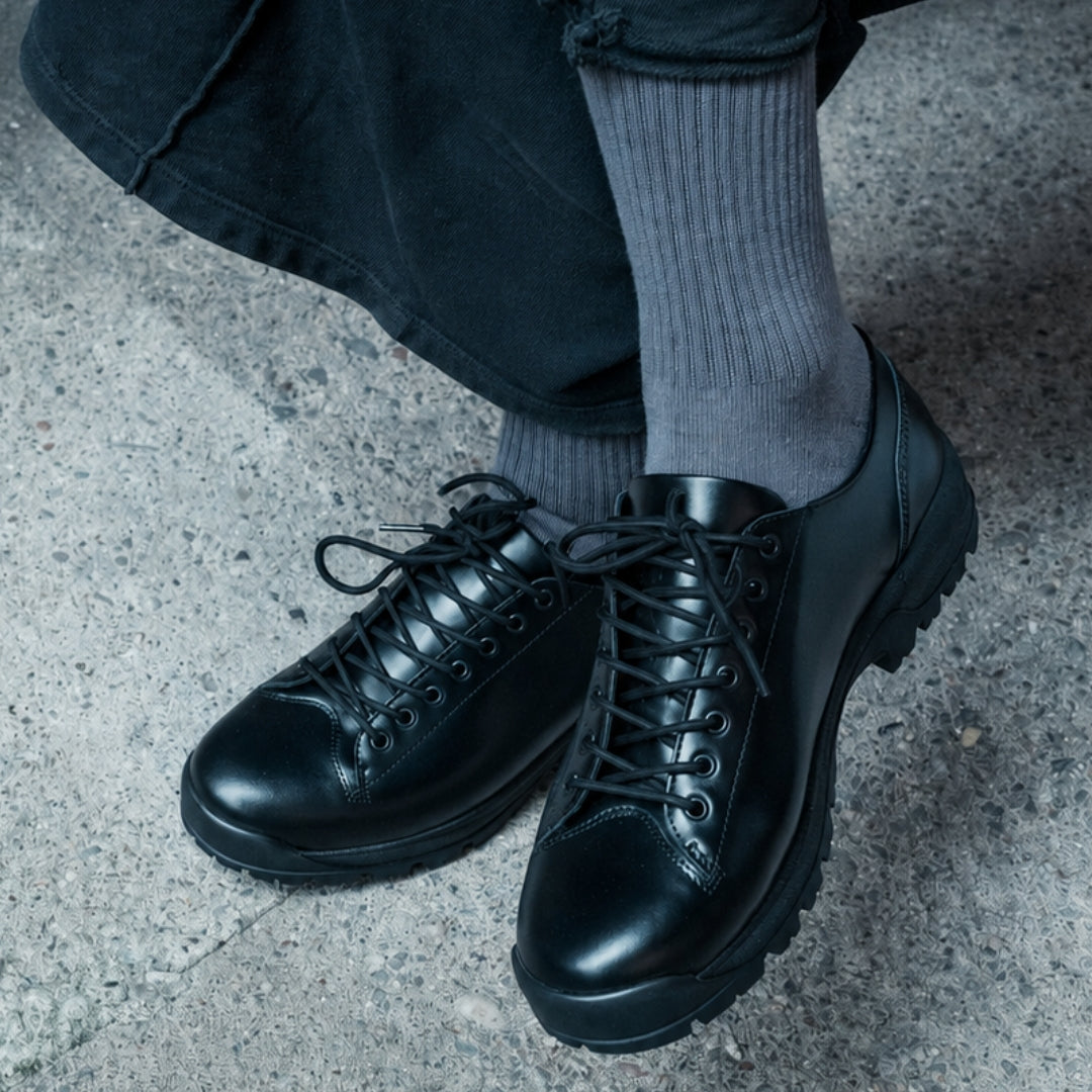 OSWEN City Explorer Low black leather lace-up shoes worn outdoors.