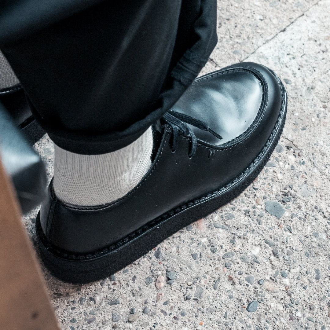 OSWEN Ewaldi Polido Low shoes in Black Italian Polido leather worn outdoors.