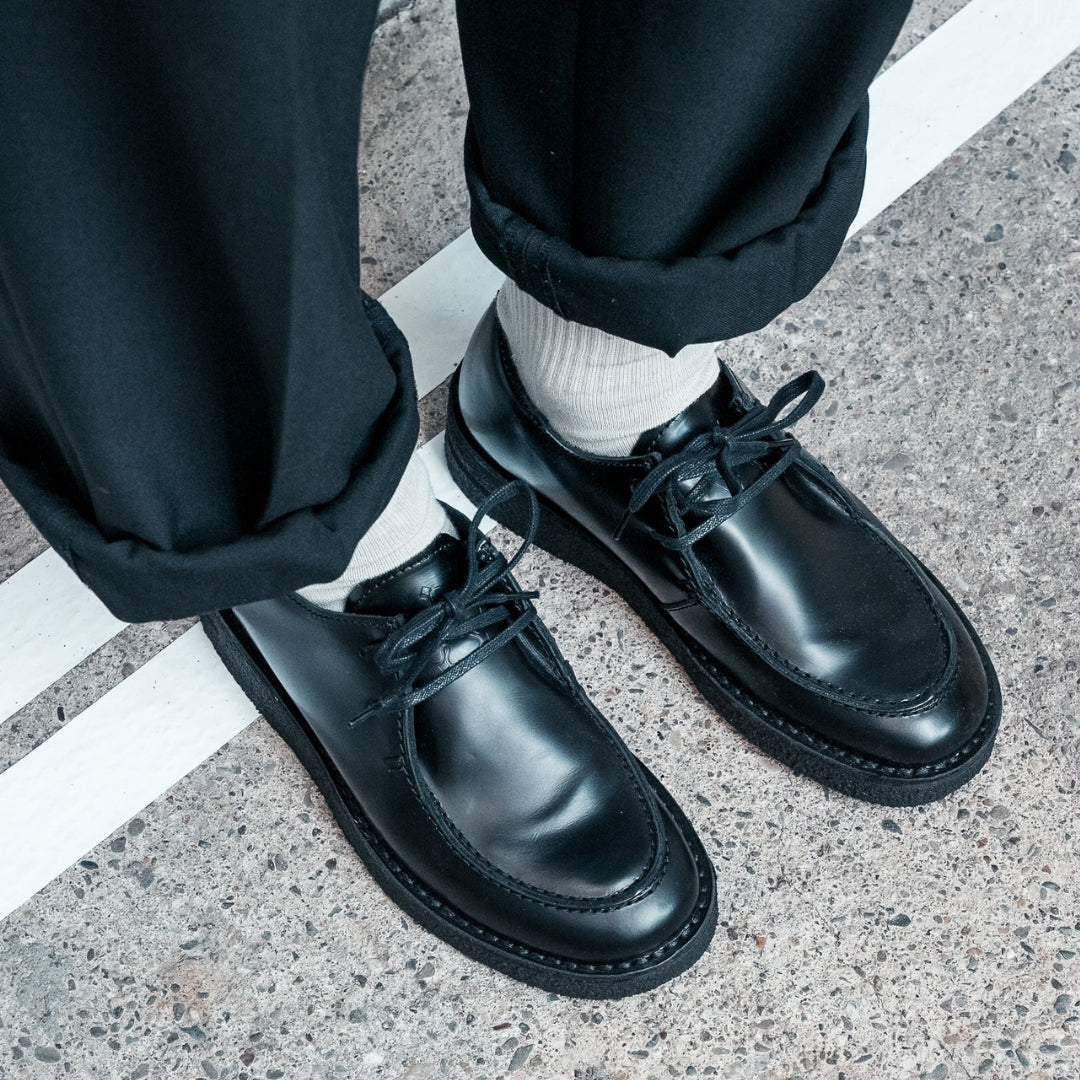 OSWEN Ewaldi Polido Low shoes in Black Italian Polido leather worn outdoors.