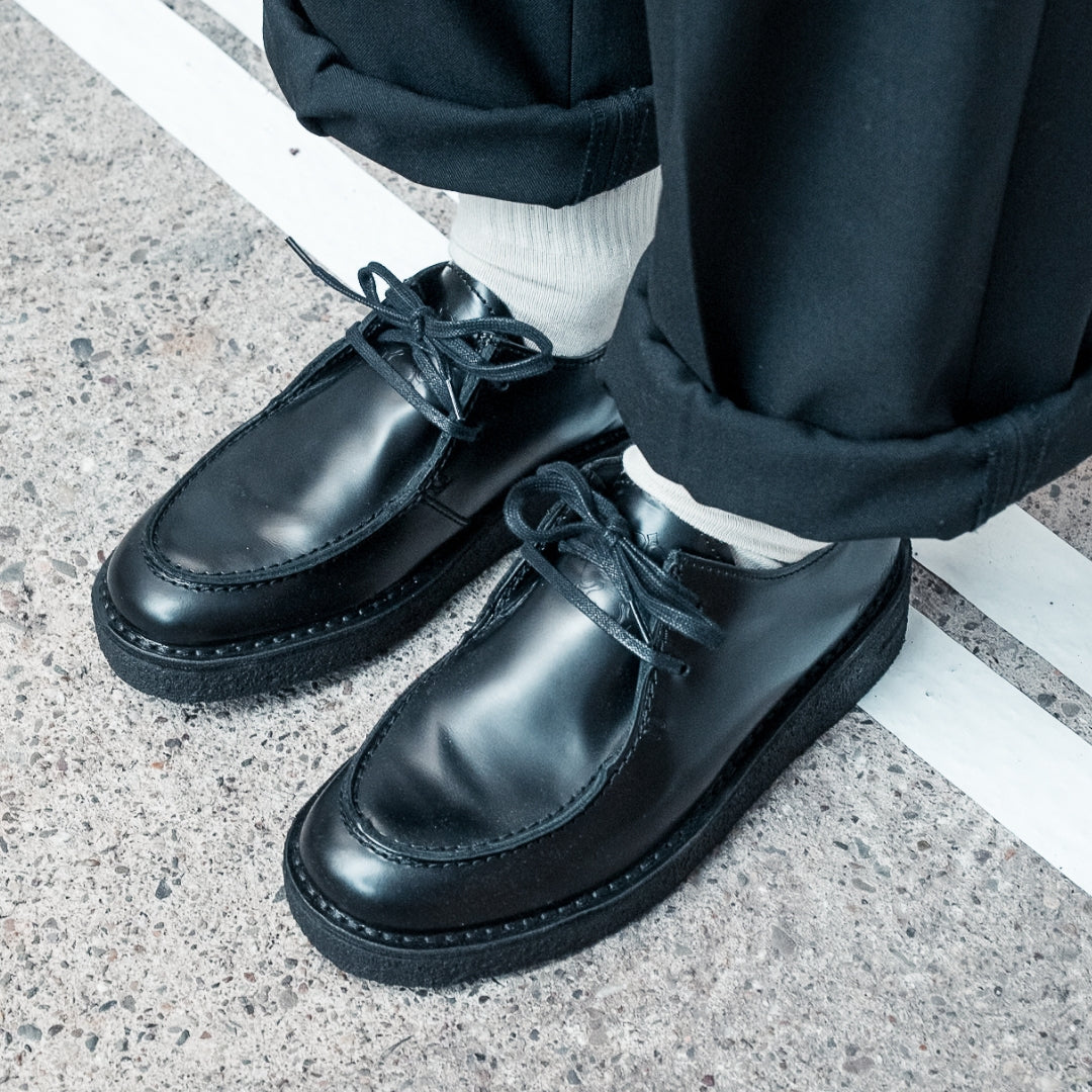 OSWEN Ewaldi Polido Low shoes in Black Italian Polido leather worn outdoors.