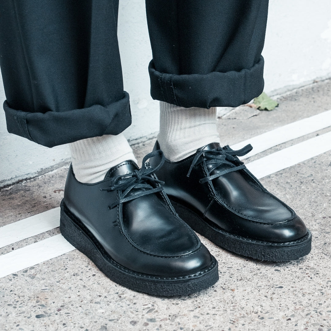 OSWEN Ewaldi Polido Low shoes in Black Italian Polido leather worn outdoors.